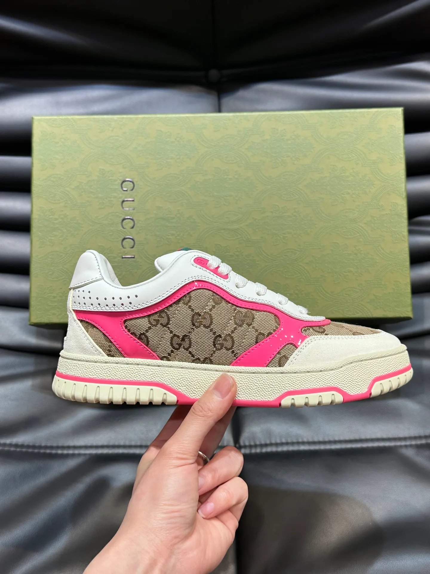 Men's shoes 💰p480 "GUCC*" Re series 👫 Couple style webbed leather sneakers, as the first sneakers created by Sabato De Sarno for Gucci, the Re-Web series reinterprets the brand's classic stripes, with bold and unique details to set off a modern silhouette design. This shoe is crafted from iconic classic GG canvas and white leather. This new sneaker is ingeniously decorated with many of the brand's classic details, and is equipped with a bright red and green webbing tongue, which will make people fall in love at first sight. Women’s size 35-39. Men’s size 38-44
